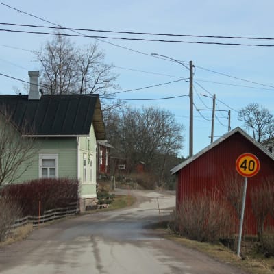 Bild av en by på landsbygden. 