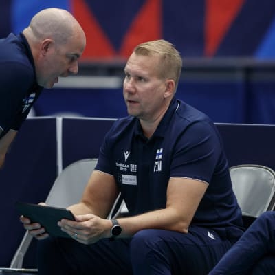 Suomen miesten lentopallomaajoukkueen valmentajat Joel Banks ja Sami Kurttila keskustelevat.