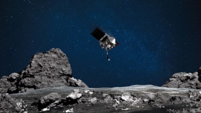 Den här bilden från Nasa är inte äkta, utan gjord av en konstnär. Rymdsonden Osiris-Rex är ungefär så stor som en skåpbil. 