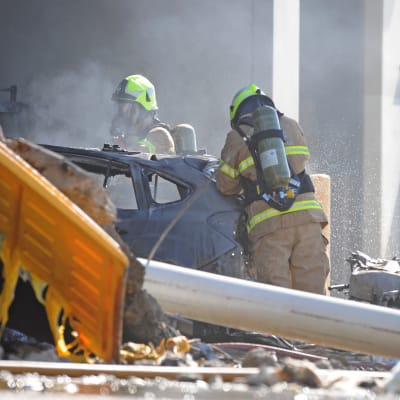 Brandmän vid olycksplatsen efter kraschen i Essendon, Melbourne 21.2.2017