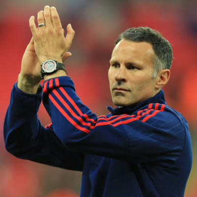 Ryan Giggs applåderar.