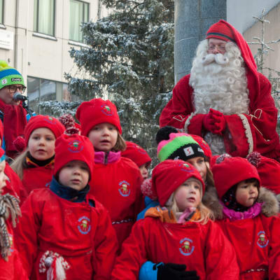 Joulupukki ja lapsia tonttuparaatissa Rovaniemellä