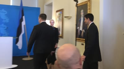 Paul Ryan, talman i det amerikanska representanthuset, kommer in till en presskonferens i Tallinn.