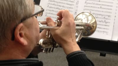 Trumpetisten i Borgå Big Band övar