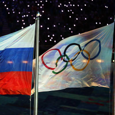 Rysslands flagga och den olympiska flaggan