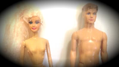Två barbiedockor står i duschen