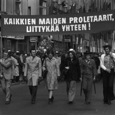Arbetarnas valborgsmarsch 1972. Sex personer i förgrunden går med en banderoll.