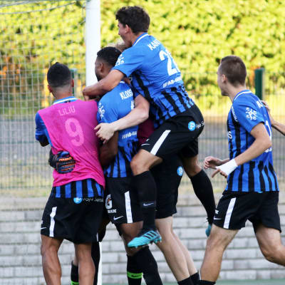 FC Inter-spelare firar straffseger.