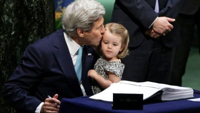 USA:s utrikesminister John Kerry signerad klimatavtal i New York tillsammans med sitt barnbarn.