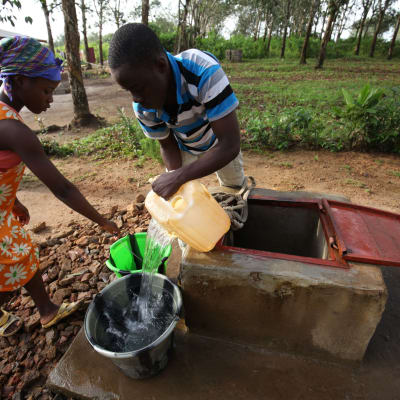 Kvinnor vid brunn nära Monrovia.