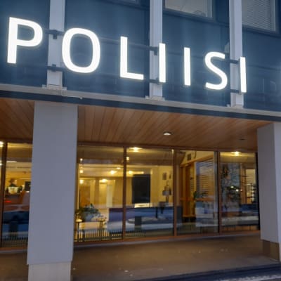 Poliisi-kyltti Porin poliisilaitoksen seinässä.