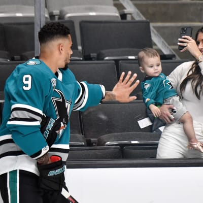 Evander Kane ja hänen vaimonsa Anna Kane sekä heidän lapsensa.