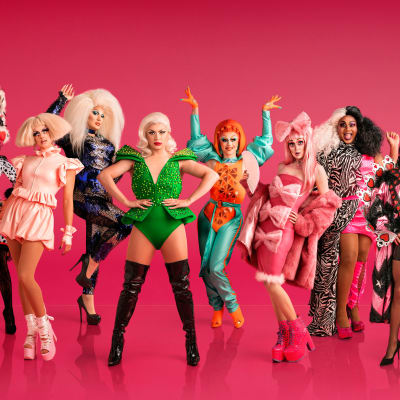 10 drag queenia värikkäissä vaatteissa.