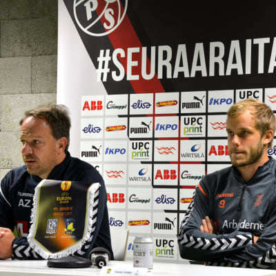 Alexander Zorniger och Teemu Pukki sitter vid ett bord på en presskonferens.