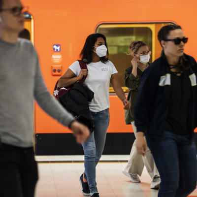Kuvassa on ihmisiä metrossa Helsingin keskustassa elokuussa 2020.