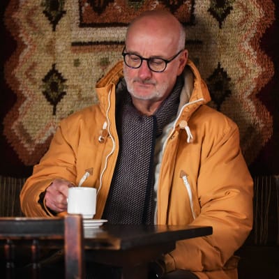Henrik Dettmann i Gumböle kaffestuga i Esbo, januari 2022.