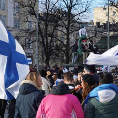 Satamäärin juhlijoita Kauppatorilla juhlimassa Suomen jääkiekkojoukkueen olympiakultaa.