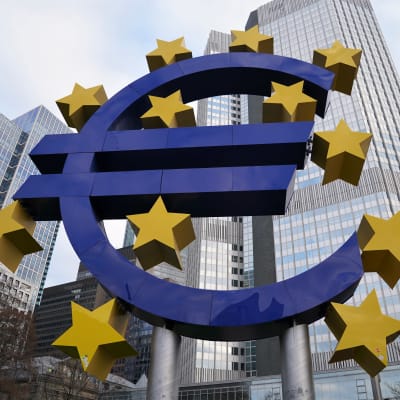Euron merkki Frankfurtin keskustassa.