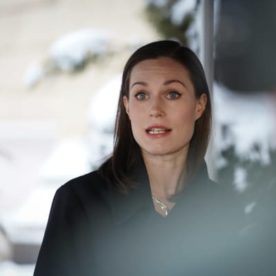 Sanna Marin i halvbild med munne halvöppen.