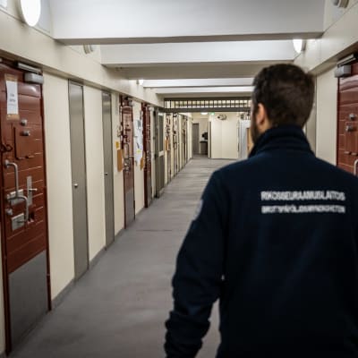 vartija Helsingin vankilan käytävällä