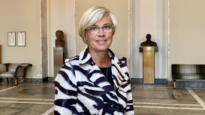 Veronica Rehn-Kivi i Rikssalen framför presidentstatyer.