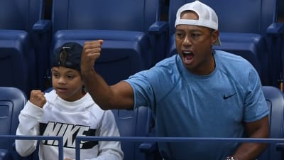 Tiger Woods med sonen Charlie på tennismatch 2019