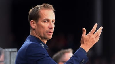 Antti Törmänen coachar sitt EHC Biel i en match.