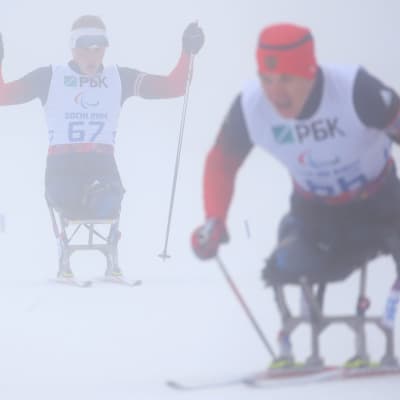 Grigorij Murygin och Alexej Bytjenok tävlade i skidskytte i de paralympiska spelen i Sotji.