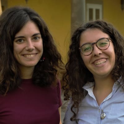 Två kvinnliga studerande vid toppskolan Sant’Anna i Pisa, Italien