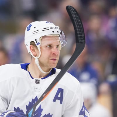 Leo Komarov spelar ishockey för Toronto Maple Leafs i NHL.