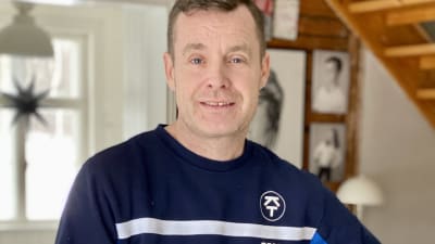Daniel Nyman från Borgå jobbade som styrman på ett flygplan. När han blev permitterad renoverade han sitt kök och sin trädgård.