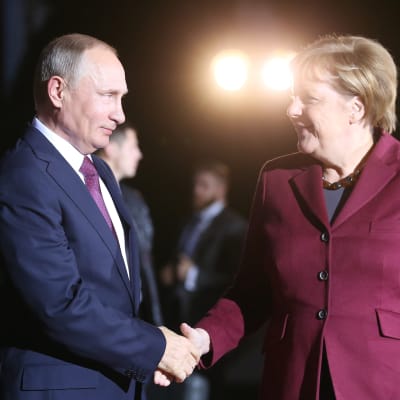 Rysslands president Vladimir Putin skakar hand med Tysklands förbundskansler Angela Merkel.