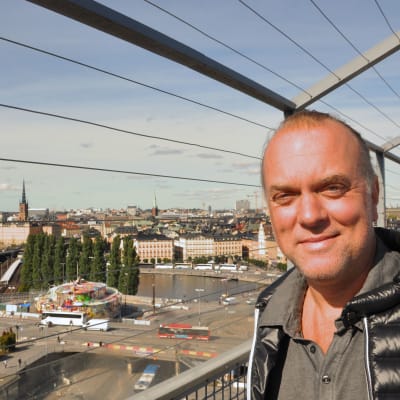 Thomas G:son som har haft över 40 bidrag till Melodifestivalen och skrev Euphoria för Loreen.