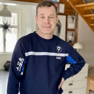 Daniel Nyman från Borgå jobbade som styrman på ett flygplan. När han blev permitterad renoverade han sitt kök och sin trädgård.