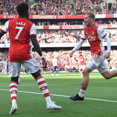 Emile Smith Rowe och Bukayo Saka jublar.