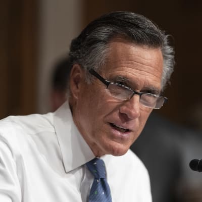 Senaattori Mitt Romney kuvattuna senaatin kuulemisessa 20. huhtikuuta 2023.
