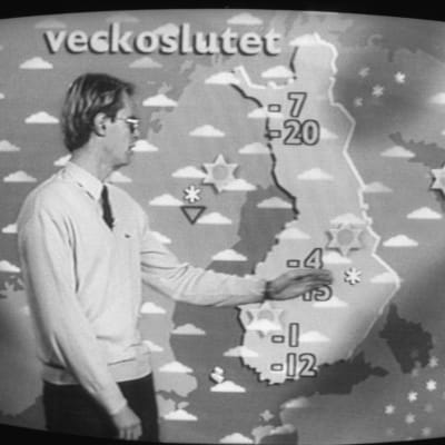 Gammal svartvit bild på väderleksrapport på tv med texten "veckoslutet" på kartan