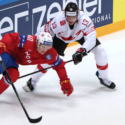 Ishockeyspelare i närkamp.