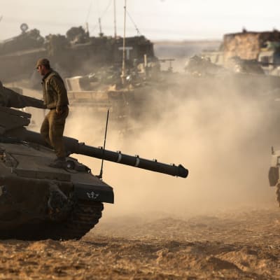 Israeliska pansarstyrkor samlas vid gränsen mot Gaza.