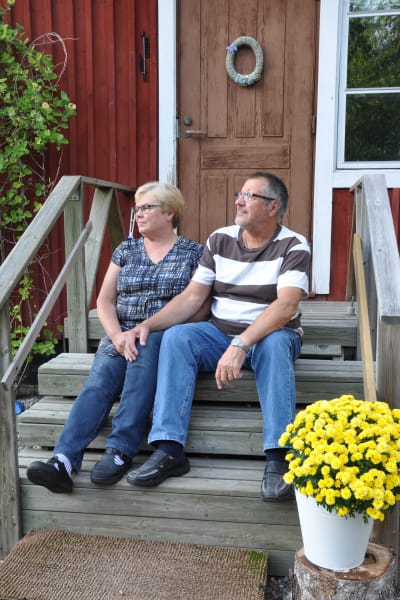 Carita och Kaj Karlsson på hemtrappan i Vessö