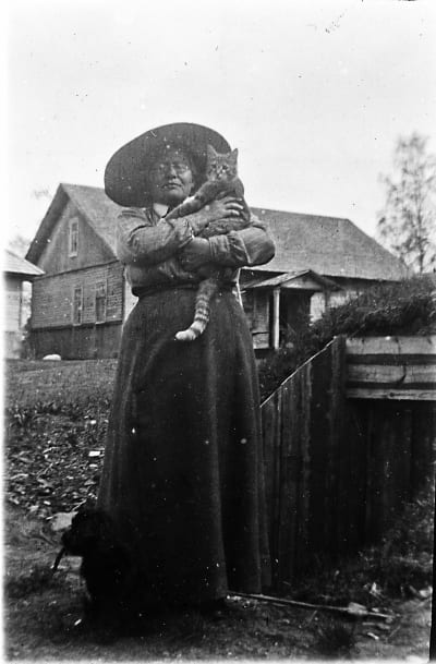 Helena Södergran med katt i famnen i Raivola 1910-talet.