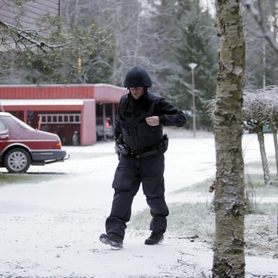 Polis vid radhusområdet i Korsnäs där en bilbomb exploderat.