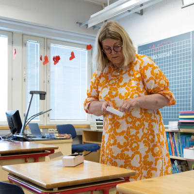 Erityisopettaja Maria-Liisa Rissanen-Liikamaa valmistelemassa luokkaansa koulun aloitusta varten.