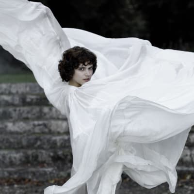 Loie Fuller (Soko) dansar iklädd en enorm vit sidendress som böljar runt henne.