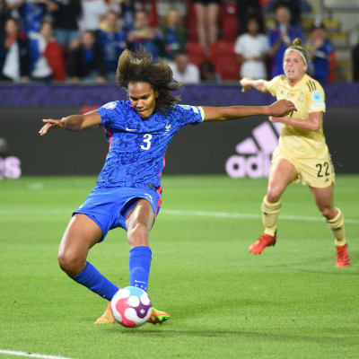 Wendie Renard skjuter.