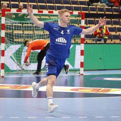 Miska Henriksson firar mål.