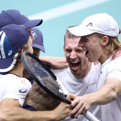 Suomen tennismaajoukkue juhlii paikkaa Málagan lopputurnauksessa. Siellä Suomi ja seitsemän muuta maata kamppailevat tenniksen himoituimmasta joukkuepystistä 21. marraskuuta alkaen.