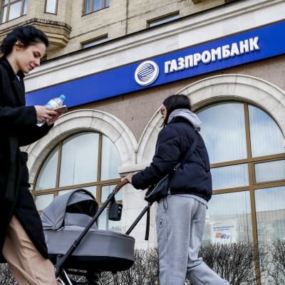 Ihmisiä kävelee Gazpromin konttorin edessä Moskovassa.