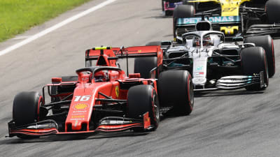 Charles Leclerc kör före Lewis Hamilton
