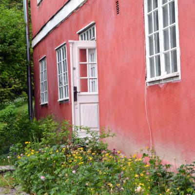 Diktarhemmets dörr mot gården